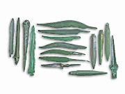 Bronzemesser und Dolche